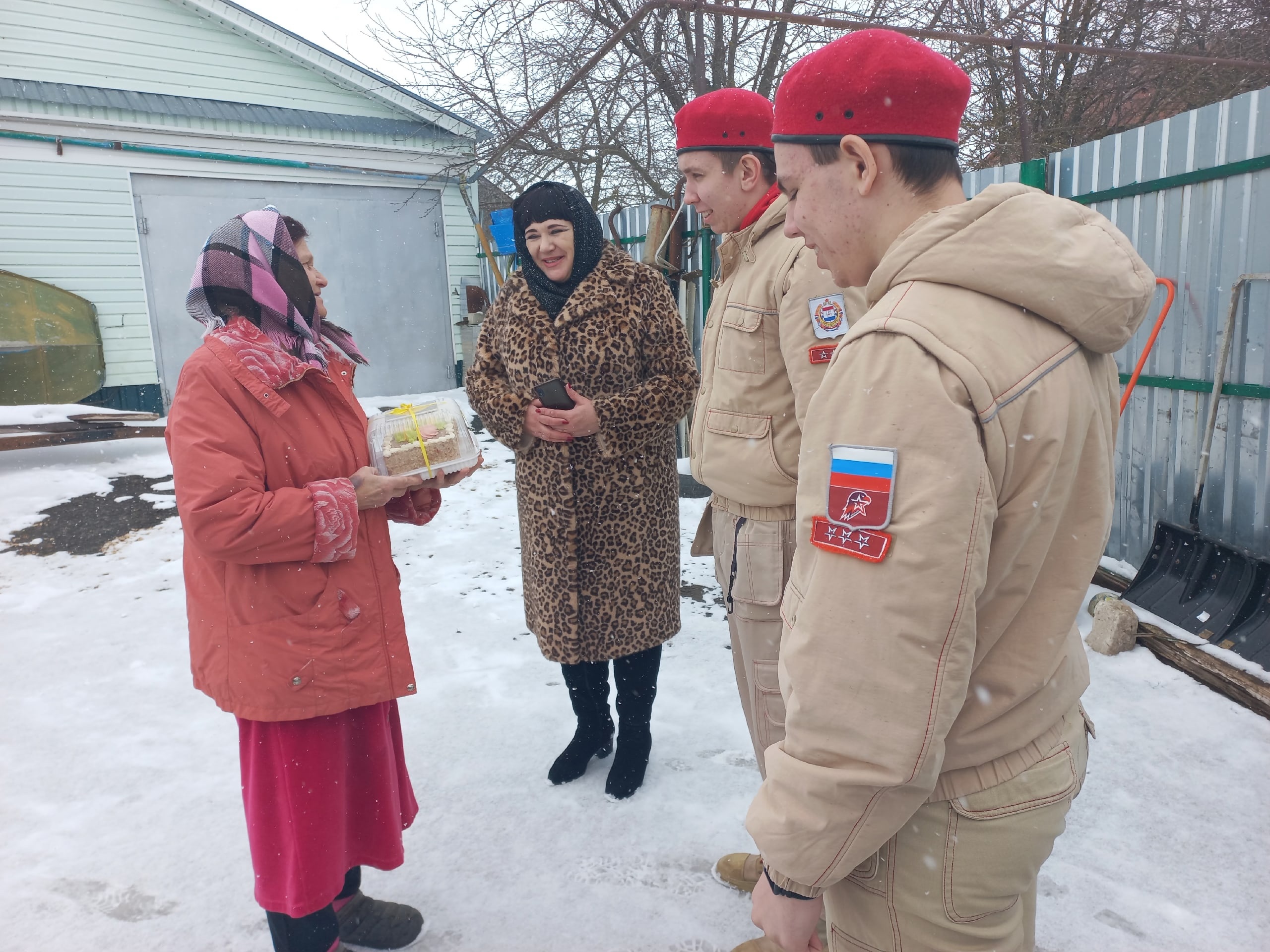 Волонтеры муниципального штаба #МЫВМЕСТЕ поздравили с 8 марта жен и матерей участников специальной военной операци.