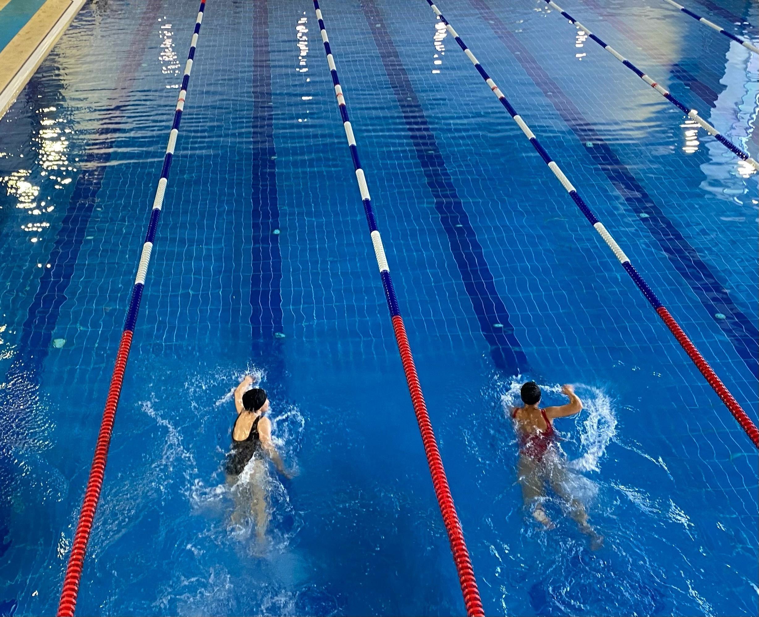 Соревнования по плаванию.